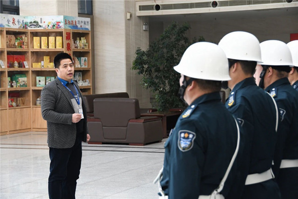 中保恒杰保安服務(wù)公司運(yùn)營(yíng)管理部對(duì)入駐保安隊(duì)員們進(jìn)行現(xiàn)場(chǎng)培訓(xùn)和實(shí)踐指導(dǎo)